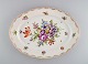 Stort Meissen serveringsfad i porcelæn med håndmalede blomster og 
gulddekoration. Sent 1800-tallet.

