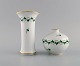 To Herend vaser i håndmalet porcelæn. Midt 1900-tallet.
