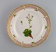Royal Copenhagen Flora Danica salattallerken i håndmalet porcelæn med blomster 
og gulddekoration. Modelnummer 20/3573.  
