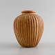 Arne Bang (1901-1983), Denmark. Vase in glazed ceramics. Grooved body and 
beautiful glaze in dark shades of sand. Model number 124. Mid 20th century

