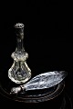 2 antikke parfumeflasker i glas med sølv top...