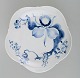 Meissen skål i håndmalet porcelæn dekoreret med grene fra kirsebærtræ, i japansk 
stil. Tidligt 1900 tallet.