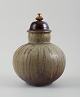 Arne Bang for Holmegaard. Rund art deco lågvase i glaseret keramik med 
bronzelåg. Smuk flydeglasur i brungrønne nuancer.