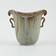 Arne Bang (1901-1983), Danmark. Vase i glaseret keramik med hanke. Modelnummer 
76. Smuk aubergine glasur.