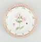Royal Copenhagen Flora Danica tallerken i håndmalet porcelæn med blomster og 
gulddekoration. Dateret 1949.
