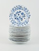 L'Art præsenterer: Tolv antikke Meissen Løgmønstret middagstallerkener i håndmalet porcelæn. Sent 1800-tallet.