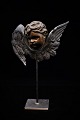 K&Co. præsenterer: Dekorativt ,antikt engel hoved med ansigt i bronze og vinger i kobber monteret på metal fod...