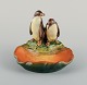 Ipsens enke, Danmark. Skål i håndmalet glaseret keramik modelleret med 
pingviner. 1920/30