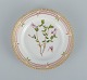 Royal Copenhagen Flora Danica sidetallerken i håndmalet porcelæn med blomster og 
gulddekoration. Modelnummer 20/3552.