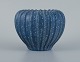 Arne Bang, keramikvase i rillet design, spættet glasur i blå nuancer.
Model nr. 3.