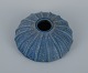 Arne Bang, lav og rund keramikvase i rillet design med glasur i blå nuancer.
Model 48.