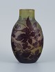 Émile Gallé (1846-1904), Frankrig. Vase i mundblæst kunstglas med lilla bladværk 
i relief.