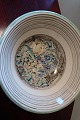 Smuk skål fra Humlebæk Keramik
Smukke farver med dekoration i bunden og på 
siderne - såvel inde som ude
Stemplet i bunden
Diam: ca. 27,5cm
Højde: ca. 9 cm