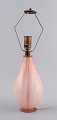 Barovier og Toso, Murano. Stor bordlampe i lyserød mundblæst kunstglas. Klassisk 
italiensk design.