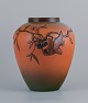 Ipsens Enke, sjælden vase med motiv af spisende fugl.
Glasur i orange og grønne toner.