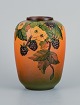 Ipsens Enke. Vase med brombær og glasur i orangegrønne nuancer.