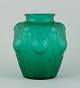 René Lalique, Frankrig.
Sjælden Domremy kunstglasvase i grønt glas med tidsler i relief.