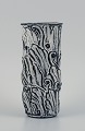 Svend Hammershøi (1873-1948) for Kähler. Vase i glaseret stentøj.
Smuk gråsort dobbeltglasur.