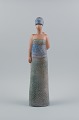 Lisa Larson for Gustavsberg, stor håndglaseret unika keramikskulptur i form af 
kvinde med barn på ryggen.