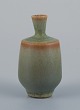 Berndt Friberg for Gustavsberg, Studiohand miniature-vase med glasur i grønne 
nuancer.
