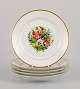 Bing & Grøndahl, fem frokosttallerkner i porcelæn håndmalet med polykrome 
blomster og gulddekoration.