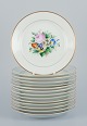 Bing & Grøndahl, et sæt på fjorten tallerkner håndmalet med forskellige 
polykrome blomstermotiver og guldkant.