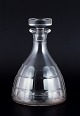 Baccarat, Frankrig, ”Charmes” Art Deco vinkaraffel i klart krystalglas. 
Facetslebet.