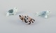 Murano, Italien. En samling på tre miniature glasfigurer bestående af to sæler 
og en krabbe i farvet kunstglas.