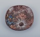 Alexandre Kostanda (1921-2007) for Vallauris, lille håndlavet keramikfad med 
polykrome blomster.