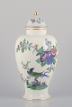 Meissen, Tyskland, stor lågkrukke i porcelæn håndmalet med eksotisk fugl og 
blomstermotiver.