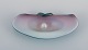 Valentino for Murano, Italien. Sjælden skål i kunstglas udformet som musling med 
løs perle. Lyserøde og violette toner. Bagside i turkise nuancer.