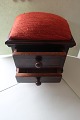 Antique pincushion with a needlework box/sewing box - made as 2 drawers
Is possible to place at the rim of the table
With a newmounted pincoushion made of old fabric
Beautiful and very good by needlework
H: 16cm
W: 14,5cm
D: 12cm
In a good conditio