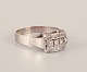 Vintage svensk 18 karat diamantring i hvidguld prydet med fire store diamanter samt ti små diamanter. Klassisk Art Deco-stil.
