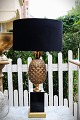 K&Co. præsenterer: Super lækker sjælden Italiensk ananas bordlampe designet af Mauro Manetti i forgyldt tin fra ...