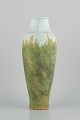 Pierrefonds, fransk keramikværksted. Unika keramik gulvvase. Flydeglasur i lyse 
toner på mat grønlig bund.