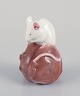 Royal Copenhagen. Porcelænsfigur af mus på sten.
