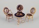 Limoges, Frankrig.  Miniature bord og stole i metal og porcelæn. Dekoreret i 
22-karat bladguld. Smuk kongeblå glasur. Scène galante.