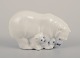 Royal Copenhagen, sjælden porcelænsfigur af isbjørnemor med to unger.