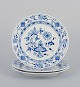 Meissen, three Blue Onion-patterned plates.
Hand-decorated with flowers.