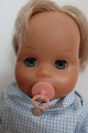 Dukke fra 1950-erne
"Tiny Tears Doll"
H: ca. 31cm
Stempel i nakken: Made in England 12B
Åbner/lukker øjnene
Med sut, sutteflaske og en del tøj