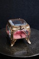 Antikt Fransk 
smykkeskrin i 
bronze og 
facetslebne 
glas ...