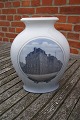 Kongelig 
porcelæn, Stor 
oval vase med 
motiv af 
Bredgade ...