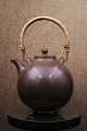 Gunner Nylund keramik tekande med brun glasur og flettet bambus håndtag fra 
Rörstrand...