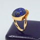 Karen Strand; 
Ring i 18 kt. 
guld med lapis 
lazuli