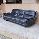 Sofa i sort 
læder
4 pers
255 cm