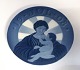 Lundin Antique 
presents: 
Royal 
Copenhagen. 
Christmas plate 
1909. Mary with 
child. Diameter 
15.5 cm (1 
Quality)