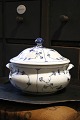 K&Co. presents: 
Royal 
Copenhagen Blue 
Fluted Plain 
tureen with 
handle from 
1923-28...