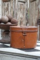 K&Co. presents: 
Old oval 
metal box with 
old original 
paint and fine 
patina.