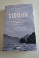 Stormen
Roman
Af Steve Sem-Sendberg
Stormen er både et poetisk og foruroligende portræt af nedarvet skyld og had, 
men også om en kærlighed, der overvinder alt.
Oversat af: Birgitte Steffen Nielsen
Forlag Gyldendal
2020
Sideantal 287
