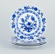 L'Art presents: 
A set of 
four dinner 
plates in 
porcelain with 
Blue 
Onion-patterned 
decoration.